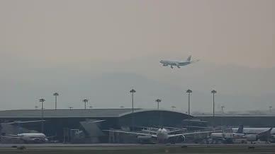 4k傍晚航班飞机降落在白云机场视频的预览图